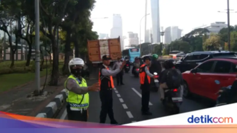 Truk Pecah Ban di Gatot Subroto Arah Kuningan, Lalin Macet Parah