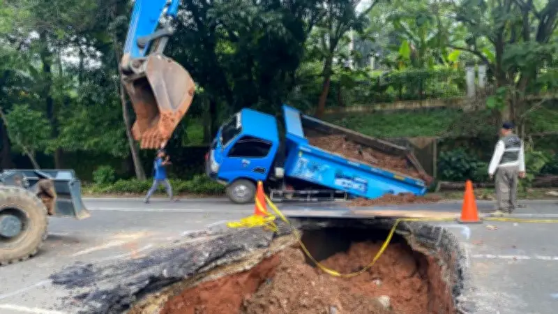 Truk Pemprov DKI Terperosok di Jalan Ambles Lenteng Agung Diduga Kelebihan Muatan