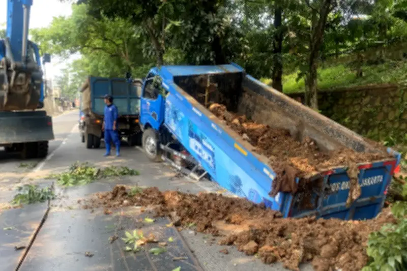 Truk Sudin SDA Terperosok di Jalan Amblas Lenteng Agung Jakarta
