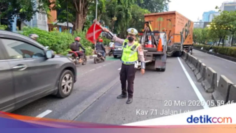 Truk Tabrak Separator Busway di Jakbar, Lalin Tersendat