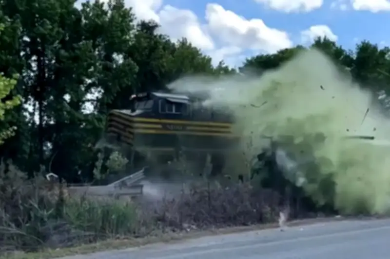 Truk Tinja Hancur Tertabrak Kereta di Chesapeake, Virginia