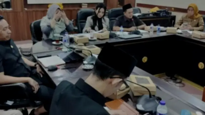 Viral Anggota DPRD Jember Merokok dan Main Game, Bupati Minta Aturan Baru