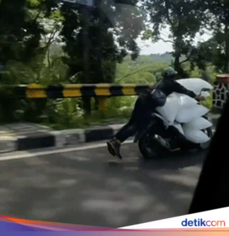 Viral Pemotor Angkut Es Batu 'Terbang' Bak Superman di Bogor