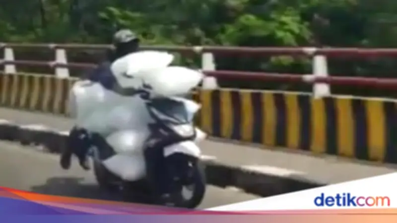 Viral Pemotor di Bogor Angkut Es Batu 'Terbang' Bak Superman