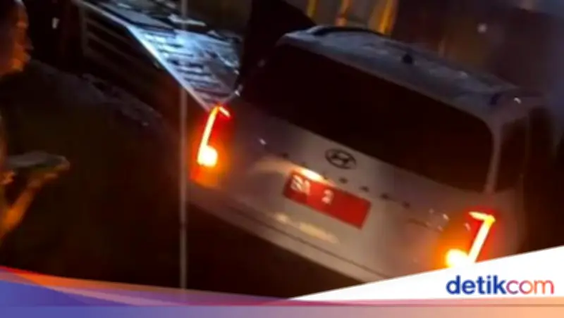 Wagub Sumbar Vasko Ruseimy Selamat Berkat Airbag Saat Tabrak Truk