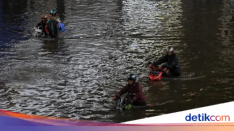 Wamen PU Soroti Drainase Tersumbat Sampah Picu Banjir di Blok M