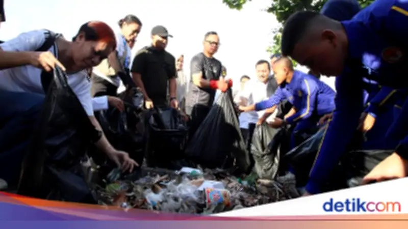 Wamendagri Bima Arya Ajak ASN dan Praja IPDN Bersihkan Pantai Senggigi