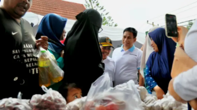 Wamendagri Buka Gerakan Pangan Murah di Lombok Barat, Warga Antusias
