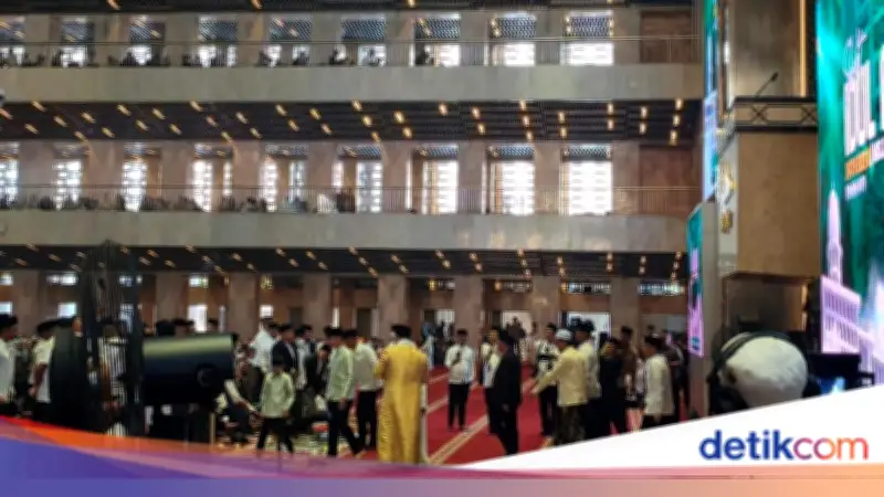 Wapres Gibran Salat Idul Adha di Istiqlal, Didampingi Menteri