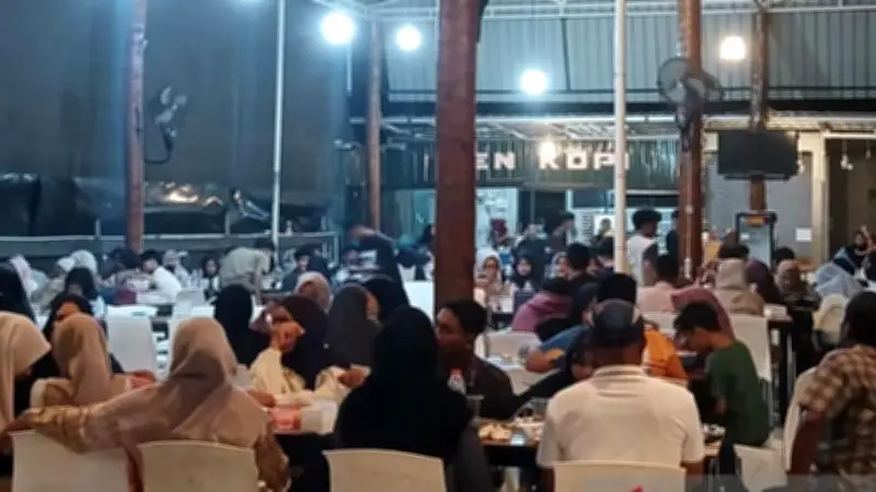 Warga Banda Aceh Penuhi Warkop Saat Listrik Padam Total