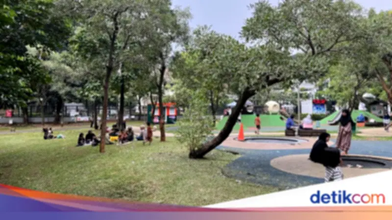 Warga Jaktim Nikmati Long Weekend dengan Main Bola di Tebet Eco Park