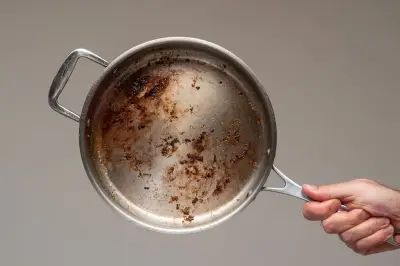 5 Cara Efektif Bersihkan Wajan Berkerak Sisa Masakan Idul Adha