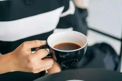 Ahli Gizi Sarankan Minum Air Putih Sebelum Kopi di Pagi Hari