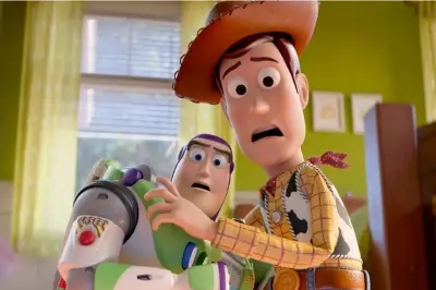 Bad Bunny Bergabung di Toy Story 5, Isi Suara Potongan Pizza Berkacamata