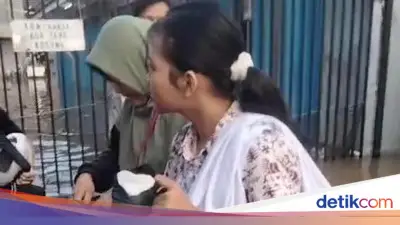 Banjir di Cipondoh Tangerang, Anak Sekolah Dievakuasi Pakai Perahu Karet