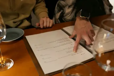Cuci Tangan Setelah Pegang Menu Restoran, Ini Alasannya