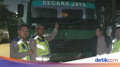 Dua Truk Trailer Lawan Arah di Jakut Ditilang Polisi