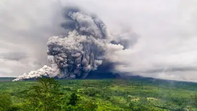 Gunung Semeru Erupsi Malam Ini, Awan Panas Guguran Terjadi