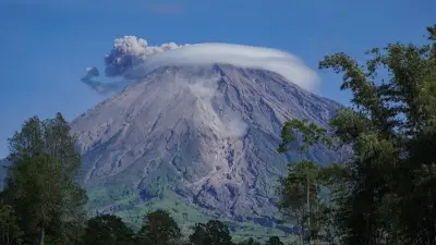 Gunung Semeru Erupsi Malam Ini Disertai Awan Panas, Warga Diimbau Siaga
