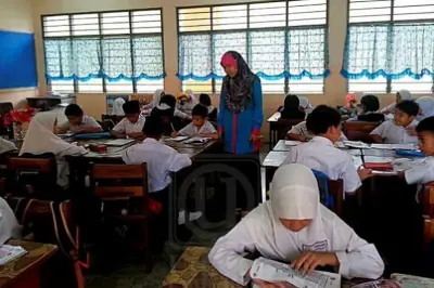 Guru: Buruh yang Dirayakan tapi Dibiarkan Bertahan