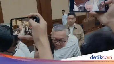 Keluarga Menangis Usai Terdakwa Korupsi LNG Divonis 4,5 Tahun