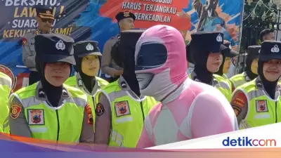 Nelayan Pati Pakai Kostum Power Rangers saat Aksi Damai, Salaman dengan Polisi