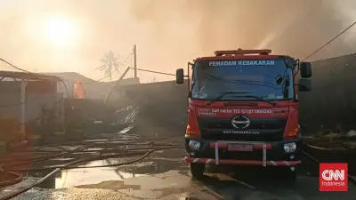 Pabrik Sumpit dan Gudang Shopee di Tangerang Ludes Terbakar