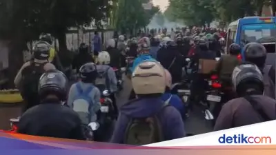 Pemotor Nekat Terobos Tawuran di Klender Jaktim Demi Tak Terlambat Kerja