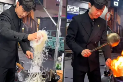 Pemuda China Viral Jual Nasi Goreng Pakai Jas, Raup Rp129 Juta per Bulan