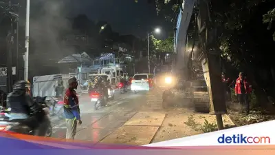 Perbaikan Jalan Amblas Lenteng Agung Dikebut, Lajur Kanan Dibongkar