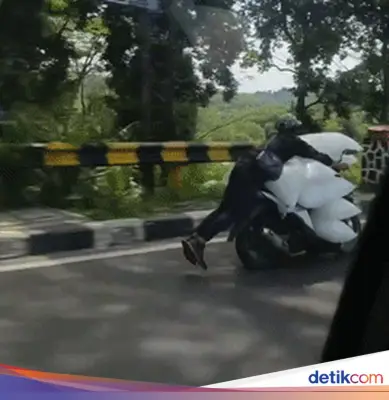 Perekam Ngeri Lihat Pemotor Angkut Es Batu 'Terbang' Bak Superman di Bogor