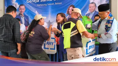 Peringati Kenaikan Yesus, Demokrat Bagikan Sembako di Gereja Bekasi