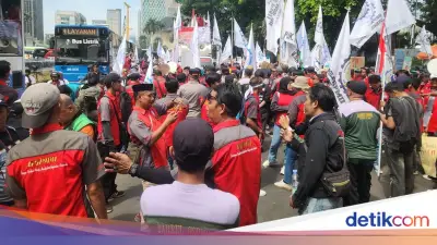 Polisi Kawal Aksi Buruh di Depan DPR dengan Pendekatan Humanis