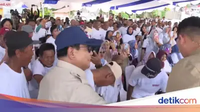 Prabowo Minta Paspampres Menepi Agar Bebas Salaman Warga Gorontalo