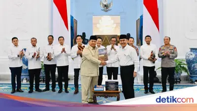 Prabowo Terima 10 Buku Rekomendasi Reformasi Polri dari Jimly