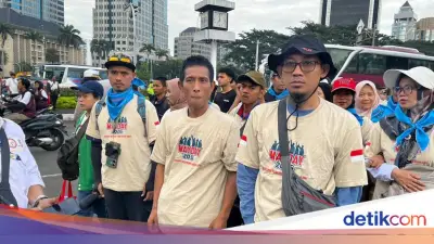 Ramaikan May Day di Monas, Massa Buruh Pakai Kaos Desain Prabowo