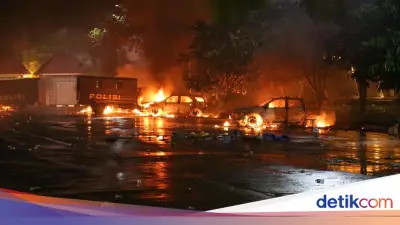 Ricuh Usai Persipura vs Adhyaksa FC: 25 Mobil Dibakar, 27 Motor Polisi Hilang