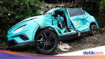 Sopir Taksi Green SM Tersangka, Lalai di Perlintasan KRL Bekasi