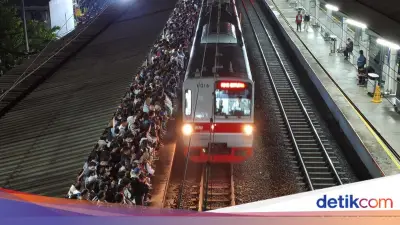 Stasiun Kebayoran Penuh Sesak, Penumpang KRL Berebut Naik Kereta