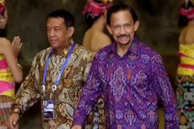 Sultan Hassanal Bolkiah Hadiri Wisuda Putri dengan Sederhana