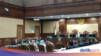 Sultan Kemnaker Menangis di Sidang, Akui Ikut Perintah Pimpinan