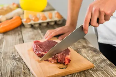 Tips Hilangkan Bau Amis Daging di Wadah Plastik dan Alat Masak