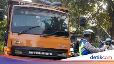 Truk Alami Gangguan di Cengkareng Jakbar, Lalin Macet Parah