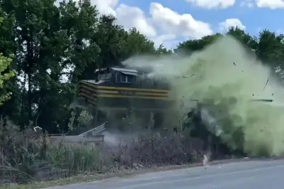 Truk Tinja Hancur Tertabrak Kereta di Chesapeake, Virginia