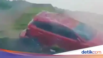 Wanita Tewas di Bogor Terekam CCTV Dibuang Pelaku dari Jalan Tol