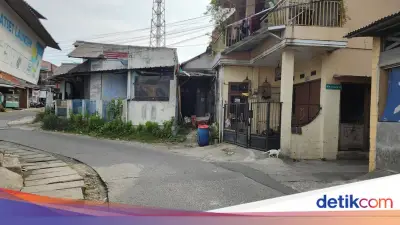 Warga Ciputat Kaget Lihat 'Pocong' Ngamen, Ternyata Cuma Cosplay