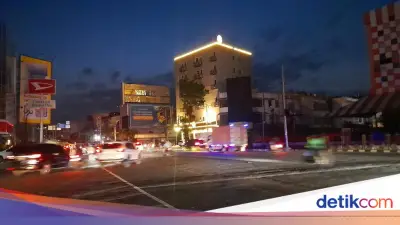 Warga Medan Cari WiFi Hubungi Keluarga saat Listrik Padam Total