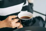 Ahli Gizi Sarankan Minum Air Putih Sebelum Kopi di Pagi Hari