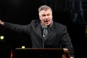 Alec Baldwin Bela Lupita Nyong'o dari Kritik Elon Musk soal Helen of Troy