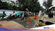 Aliran Air di Bawah Jalan Amblas Lenteng Agung Makin Deras, Lajur Dipersempit